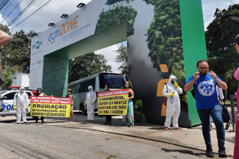Ativistas protestam em frente à Agrizone na COP30 contra Bayer e Nestlé (Foto: Fernando Martinho/Repórter Brasil)