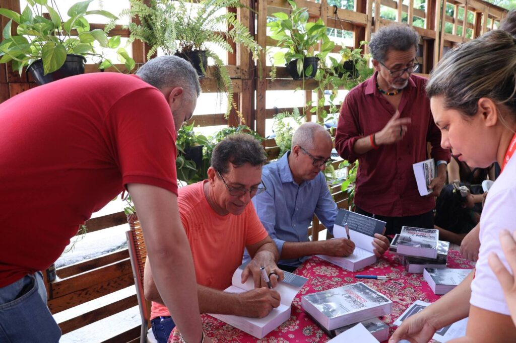 Livro traz dossiê sobre 1.003 assassinatos no campo no Pará e reflete sobre o papel da ditadura militar na violência (Foto: Divulgação/COP do Povo)
