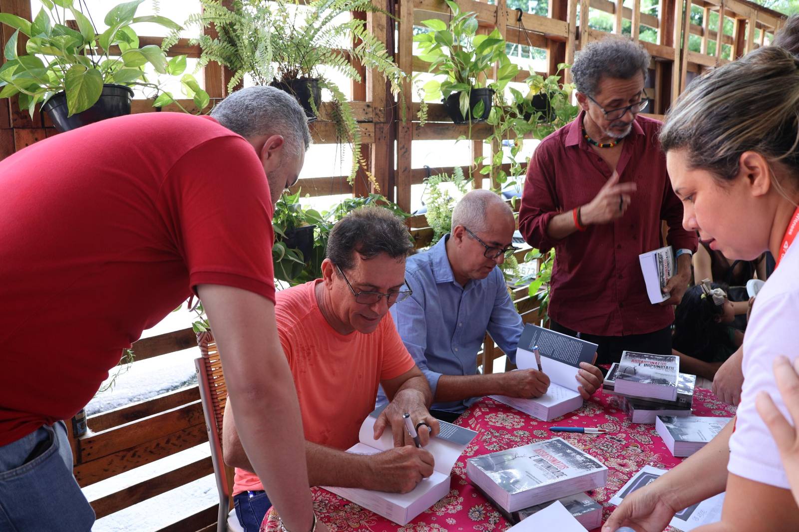 Livro traz dossiê sobre 1.003 assassinatos no campo no Pará e reflete sobre o papel da ditadura militar na violência (Foto: Divulgação/COP do Povo)