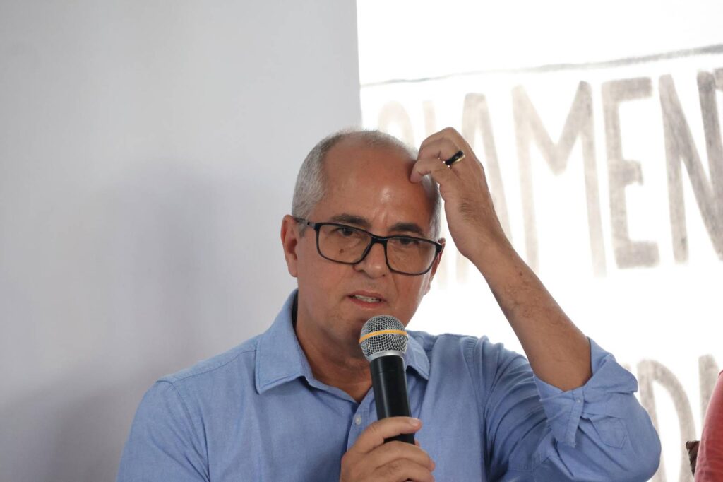 Advogado José Batista trabalha há 29 anos na CPT: 'Não é apenas um livro, é um dossiê' (Foto: Divulgação/COP do Povo)