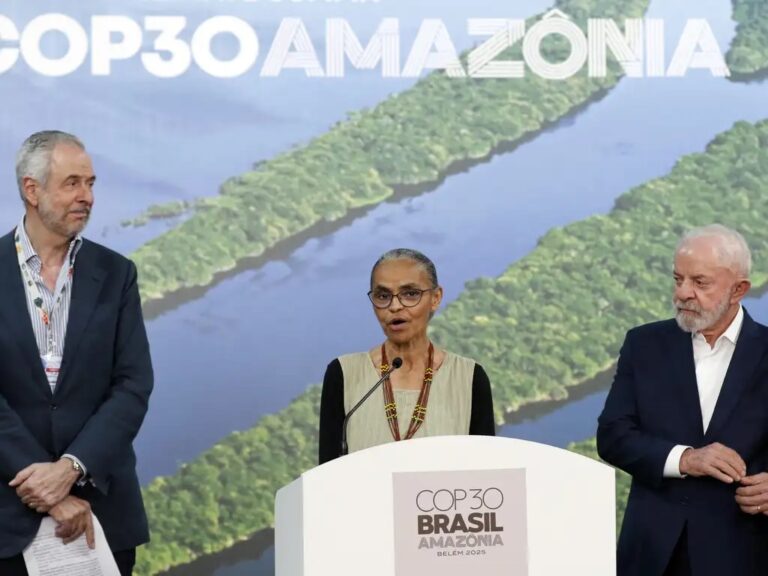 Presidente Lula reforçou a importância do 'mapa do caminho' para se afastar dos combustíveis fóssei durante coletiva na quarta, acompanhado do presidente da COP30, André Corrêa do Lago (à esq.), e da ministra do Meio Ambiente, Marina Silva (Foto: Bruno Peres/Agência Brasil)