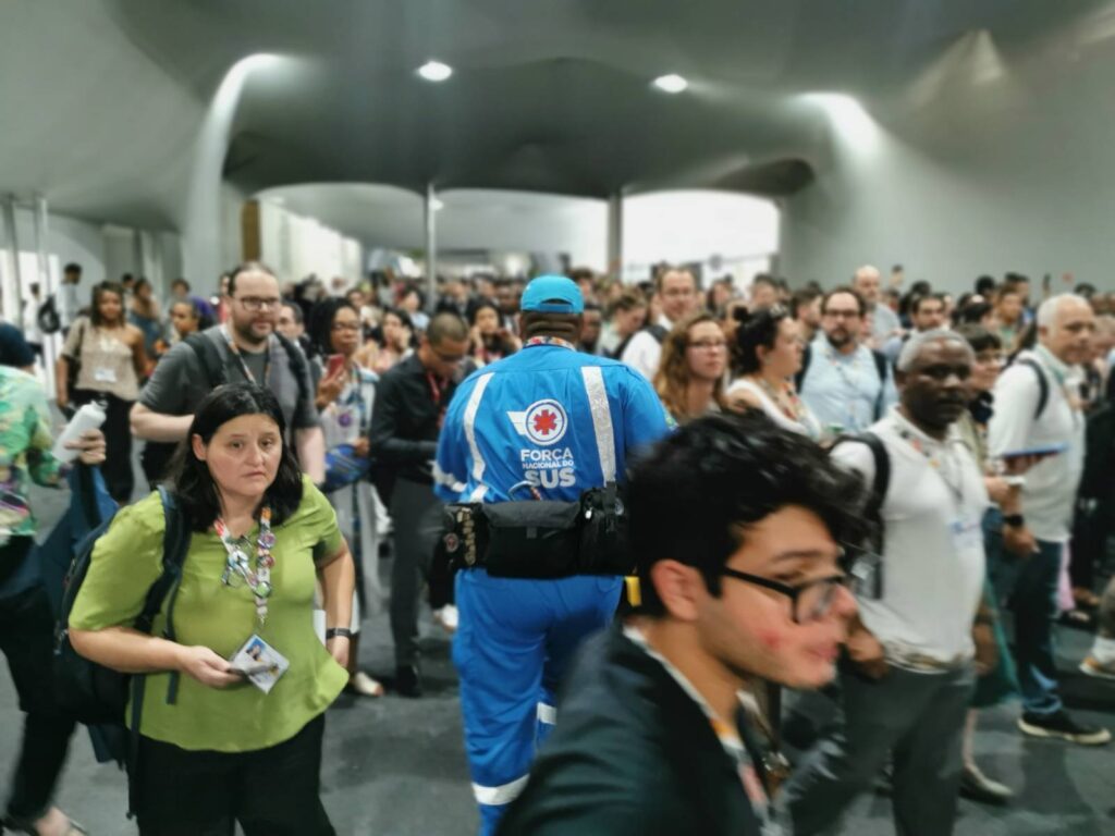 Incêndio dentro da Zona Azul provocou correria na quinta e esvaziou área oficial das negociações, que se interromperam por cinco horas (Foto: Fernando Martinho/Repórter Brasil)