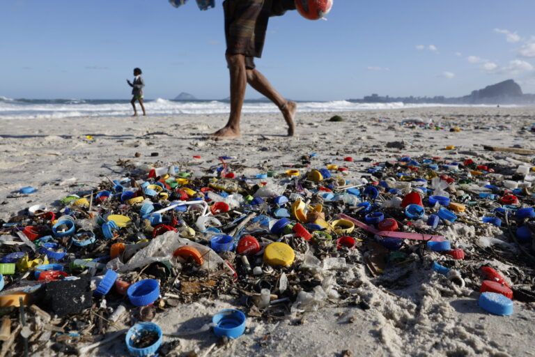 Resíduos plásticos na praia do Leme, no Rio de Janeiro (Foto: Fernando Frazão/Agência Brasil)