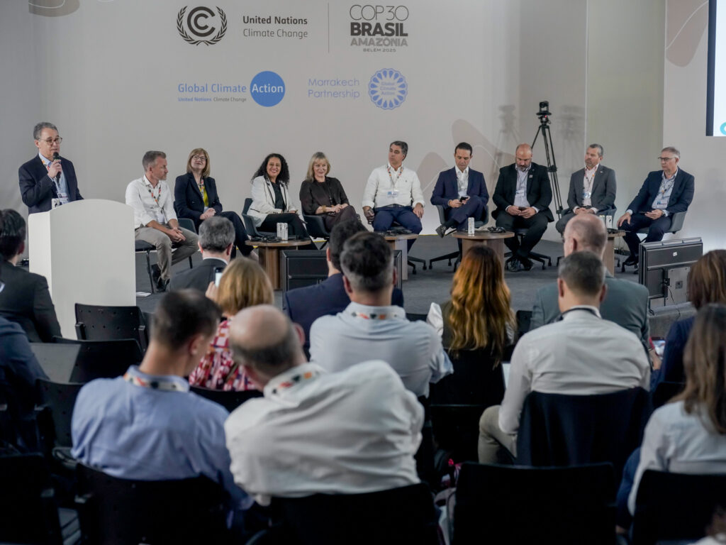 Representatives from governments, companies, and non-governmental organizations gathered at COP30 to discuss the implementation of Belém 4X, a commitment to quadruple the use of sustainable fuels by 2035 (Photo: Rafael Neddermeyer/COP30)