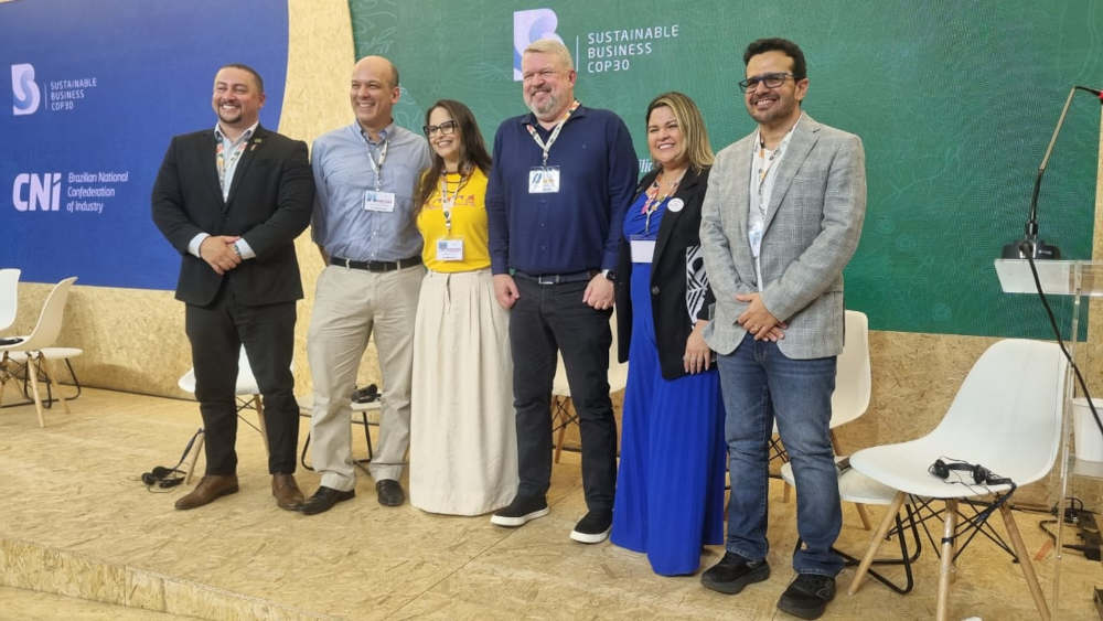 Executivos Marco Braga, da Vale (2º da esq. para dir.), Anderson Baranov, da Hydro (o 4º), e Rodolpho Zahluth Bastos, da Semas (último da fila), participaram de painel na COP30 sobre extração sustentável de minerais estratégicos (Foto: Isabel Harari/Repórter Brasil)