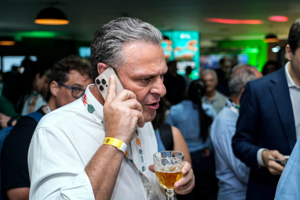 O ministro da Agricultura, Carlos Fávaro, recusou dar entrevistas no churrasco da Abiec e disse que estava em "momento de lazer" (Foto: Fernando Martinho/Repórter Brasil)