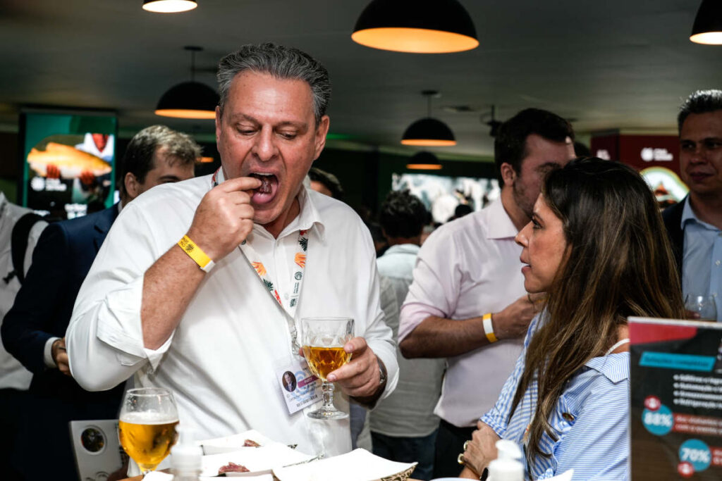 Ministro da Agricultura, Carlos Fávaro, marcou presença em churrasco da Abiec na Agrizone, espaço da Embrapa na COP30 (Foto: Fernando Martinho/Repórter Brasil)