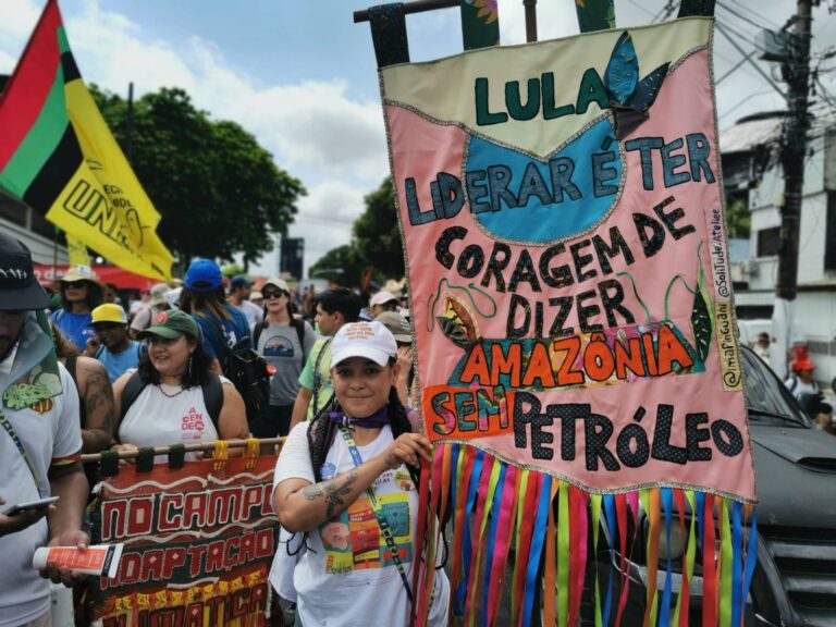 Protesto contra exploração de petróleo na foz do Amazonas, durante a Marcha Mundial pelo Clima, em Belém (Foto: Fernando Martinho/Repórter Brasil/15.11.25)