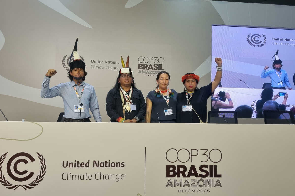 Indígenas do Equador e Brasil exigem fim da dependência com combustíveis fósseis. Da esquerda para a direita, Luis Canelos, Juan Bay, Jessika Garcia e Luene Karipuna. (Foto: Isabel Harari/ Repórter Brasil)