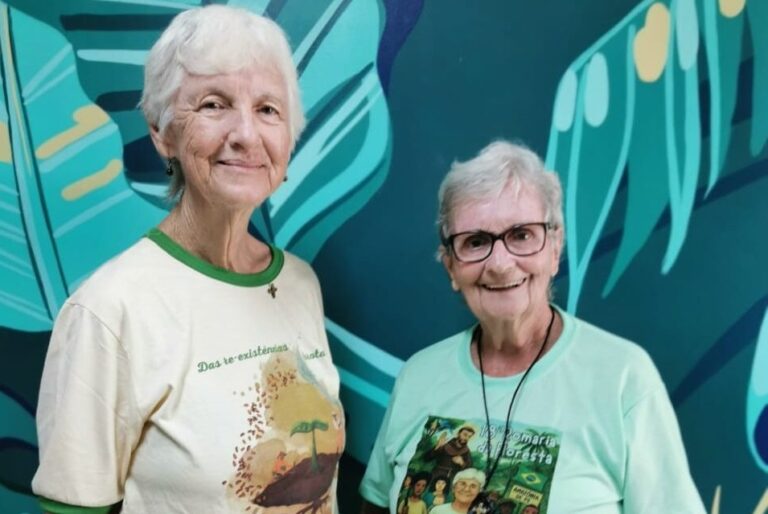 Sucessoras de Dorothy Stang em Anapu (PA), irmãs Kátia Webster (à esq.) e Jane Dwyer (à dir.) acompanham Tribunal dos Povos em Belém, durante a COP30 (Foto: Fernando Martinho/Repórter Brasil)