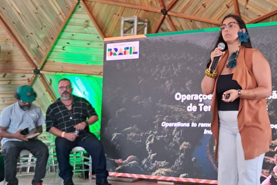 Julia Ospina Kimbaya é coordenadora de acompanhamento de desintrusão do Ministério dos Povos Indígenas (Foto: Daniel Camargos/Repórter Brasil)