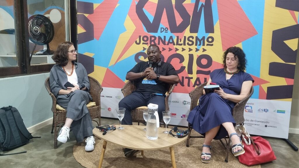 Da esquerda para a direita, a jornalista Cristina Amorim, o ativista nigeriano Kentebe Ebiaridor e relatora da ONU Elisa Morgera (Foto: Isabel Harari/ Repórter Brasil)