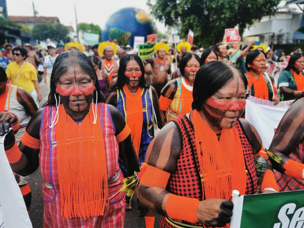 Marcha Mundial pelo Clima reuniu milhares de pessoas nas ruas de Belém neste sábado (Foto: Fernando Martinho/Repórter Brasil)
