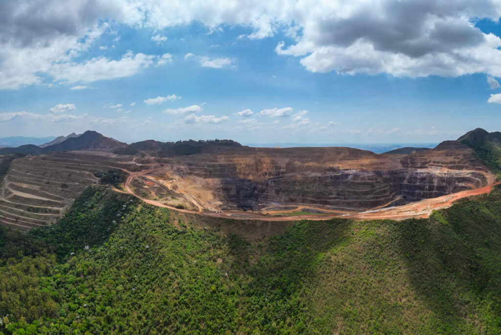 Mina da Jangada, em Brumadinho, forma o mesmo conjunto de lavra com a Mina de Córrego da Feijão, onde o rompimento da barragem da Vale deixou 272 mortos em 2019 (Foto: Tamás Bodolay/Repórter Brasil)