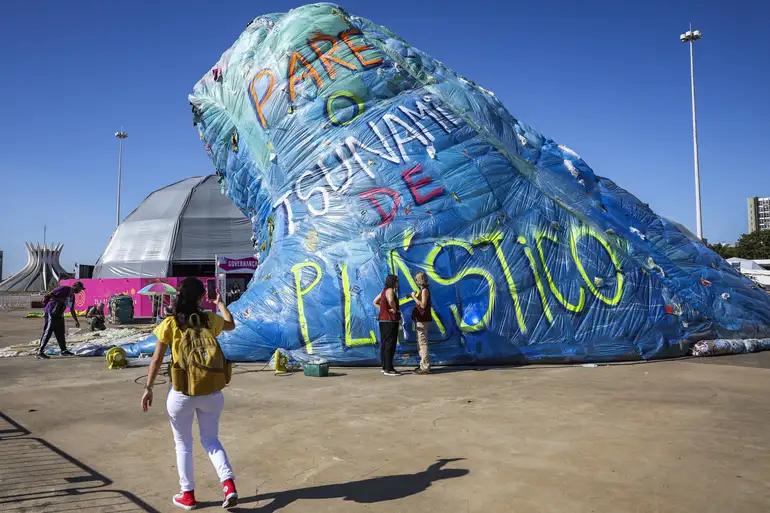 Obra de arte em protesto contra poluição plástica no Rio de Janeiro; Brasil Brasil reciclou 6 milhões de toneladas de resíduos plástico, muito abaixo do potencial (Foto: Marcelo Camargo/Agência Brasil)