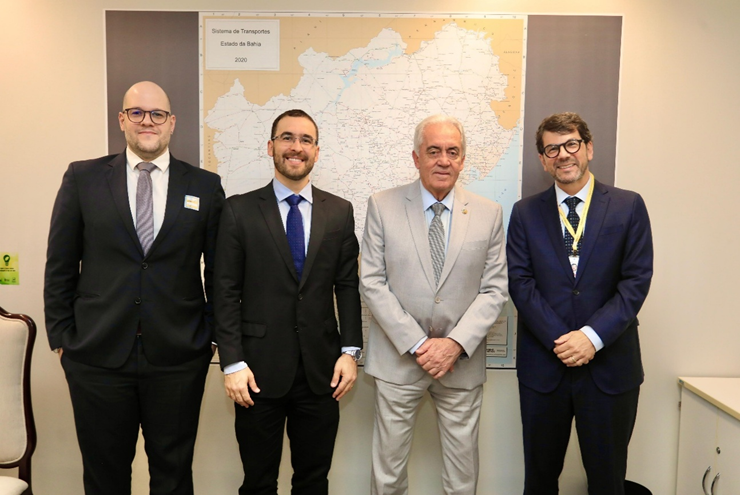 Em reunião de setembro de 2025, representantes da Abiquim apresentaram ao senador Otto Alencar (PSD/BA), de terno claro, queixas contra o PL 2524/2002; André Passos Cordeiro é o último, da esquerda para a direita (Foto: Reprodução/Abiquim)