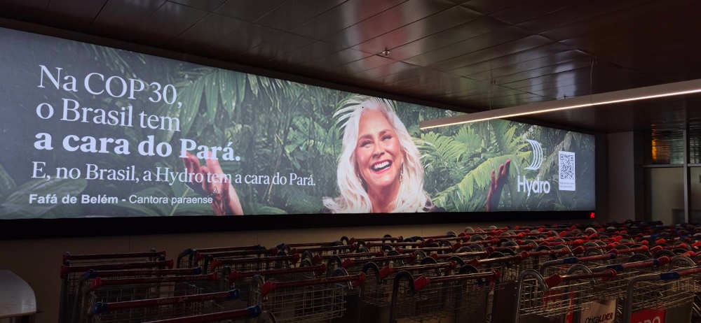 Propaganda da Hydro no aeroporto de Belém (Foto: Hélen Freitas/Repórter Brasil)