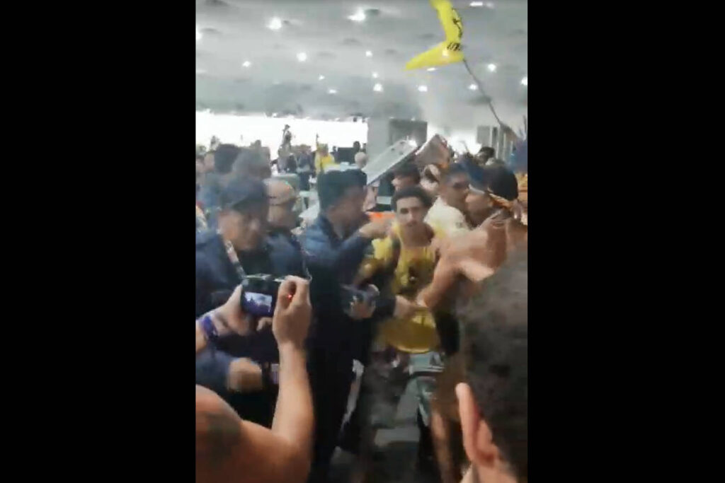 Local com forte esquema de segurança, a Blue Zone foi invadida na terça (11) por manifestantes que protestavam contra a exploraçãod e petróleo na FOZ do Amazonas (Foto: Daniel Camargos/Repórter BRasil)