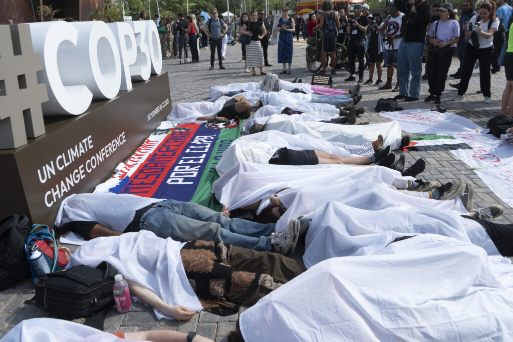 Manifestantes protestam na COP30 contra o desaparecimento de defensores do meio ambiente no México (Foto: Juliana Pesqueira/Amazônia Real)