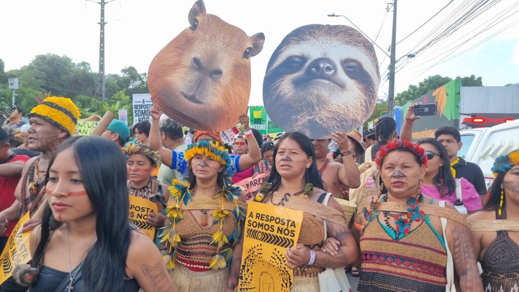 'A resposta somos nós' era o mote da manifestação indígena na manhã desta segunda-feira em Belém (Foto: Isabel Harari/Repórter Brasil)