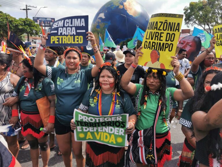 Protesto contra petróleo e garimpo durante a Marcha Mundial pelo Clima, em Belém (Foto: Fernando Martinho/Repórter Brasil/15.11.25)