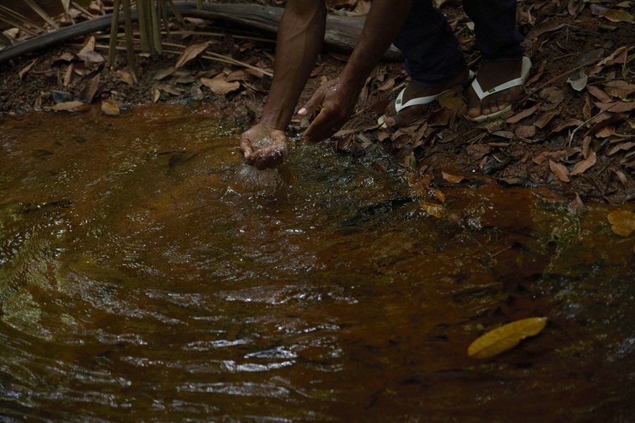 Funai apontou contaminação de água por agrotóxicos usados em fazendas da região (Foto: Mariana Greif/Repórter Brasil)