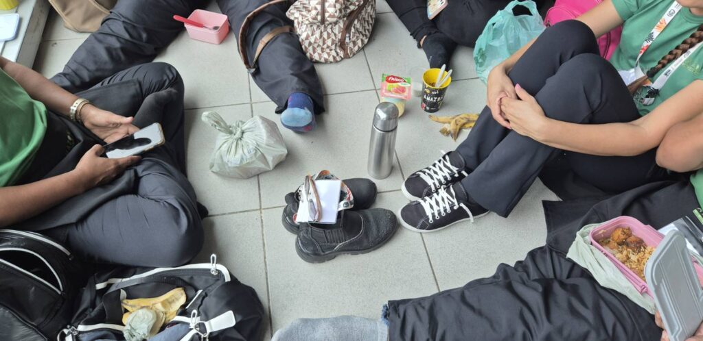 “Ficaram de disponibilizar uma tenda pra gente, mas até hoje eles não disponibilizaram”, diz funcionário de terceirizada (Foto: Hélen Freitas/Repórter Brasil)