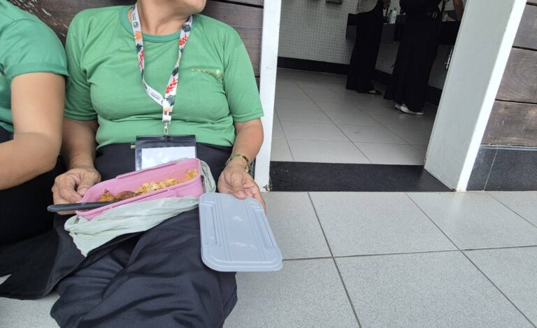 Sem refeitório, funcionários da limpeza comem no chão em frente a banheiros na COP30 (Foto: Hélen Freitas/Repórter Brasil)
