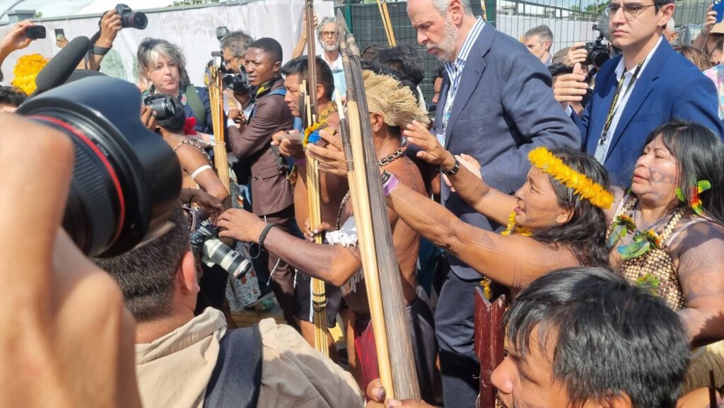 Presidente da COP30, o embaixador André Corrêa do Lago, caminha junto à delegação Munduruku para reunião privada na sexta-feira. Grupo indígena questionava os planos de dragagem no rio Tapajós (Foto: Fernando Martinho/Repórter Brasil)