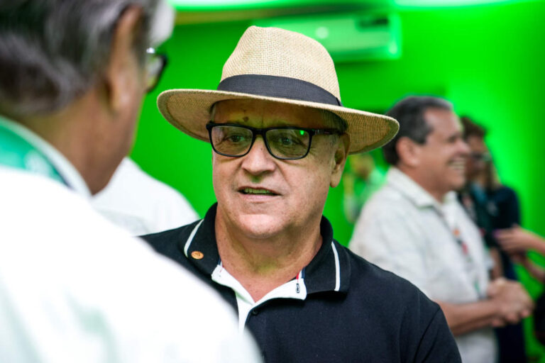 Produtor rural Silvério Fernandes marcou presença em churrasco da Abiec na Agrizone, espaço da Embrapa na COP30 (Foto: Fernando Martinho/Repórter Brasil)