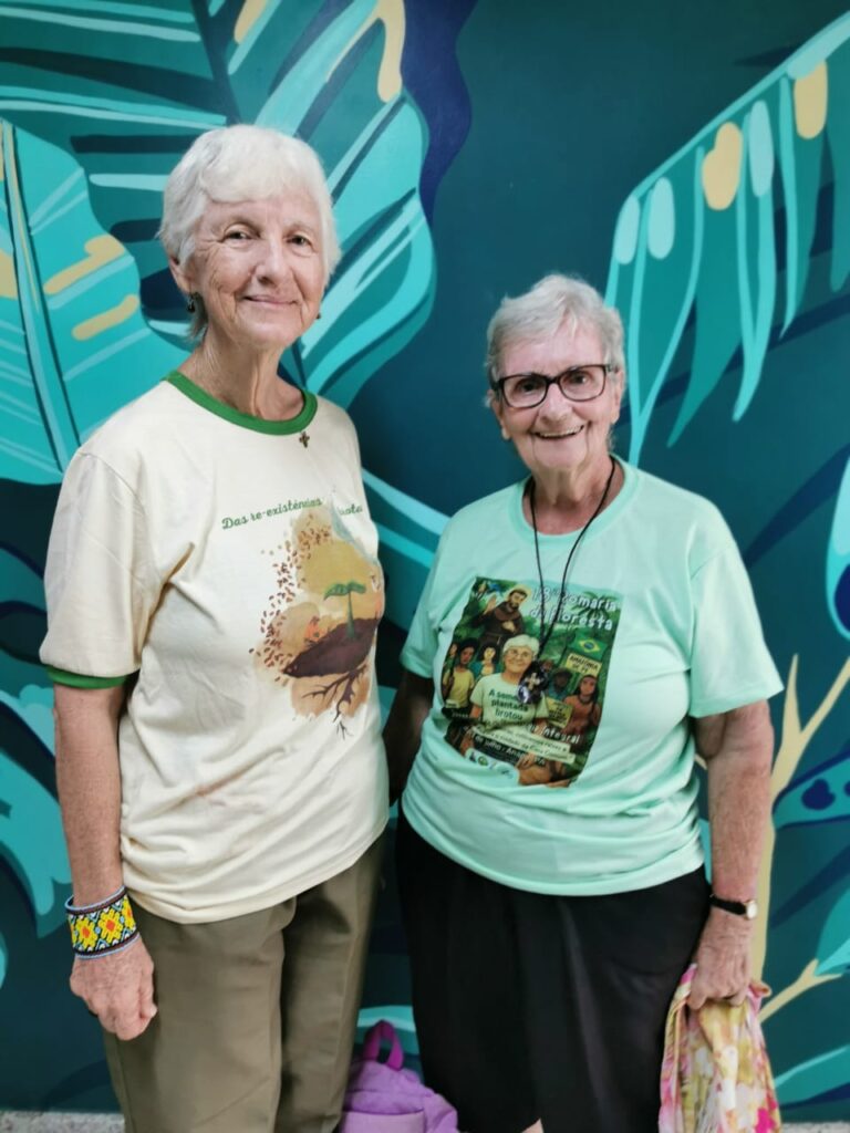 Sucessoras de Dorothy Stang em Anapu (PA), irmãs Kátia Webster (à esq.) e Jane Dwyer (à dir.) acompanham Tribunal dos Povos em Belém, durante a COP30 (Foto: Fernando Martinho/Repórter Brasil)