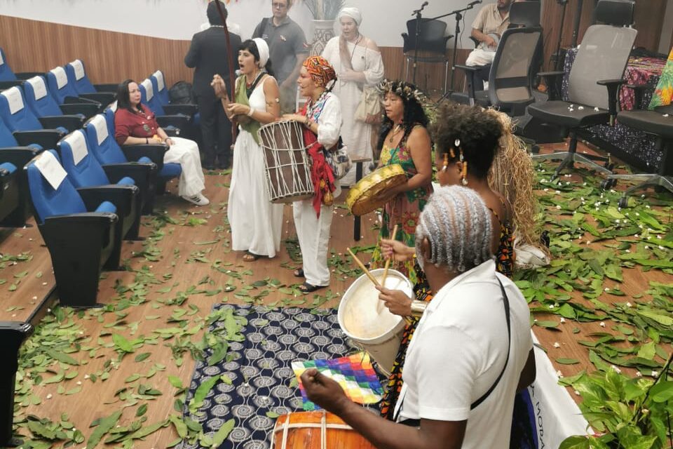 Abertura do Tribunal dos Povos contra o Ecogenocídio, articulado pela COP do Povo em Belém, durante a COP30 (Foto: Fernando Martinho/Repórter Brasil)