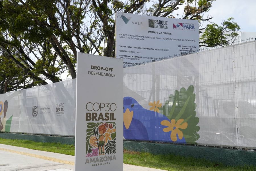 Placa das obras do Parque da Cidade, sede da COP30, construído com investimento da Vale (Foto: Fernando Martinho/Repórter Brasil)