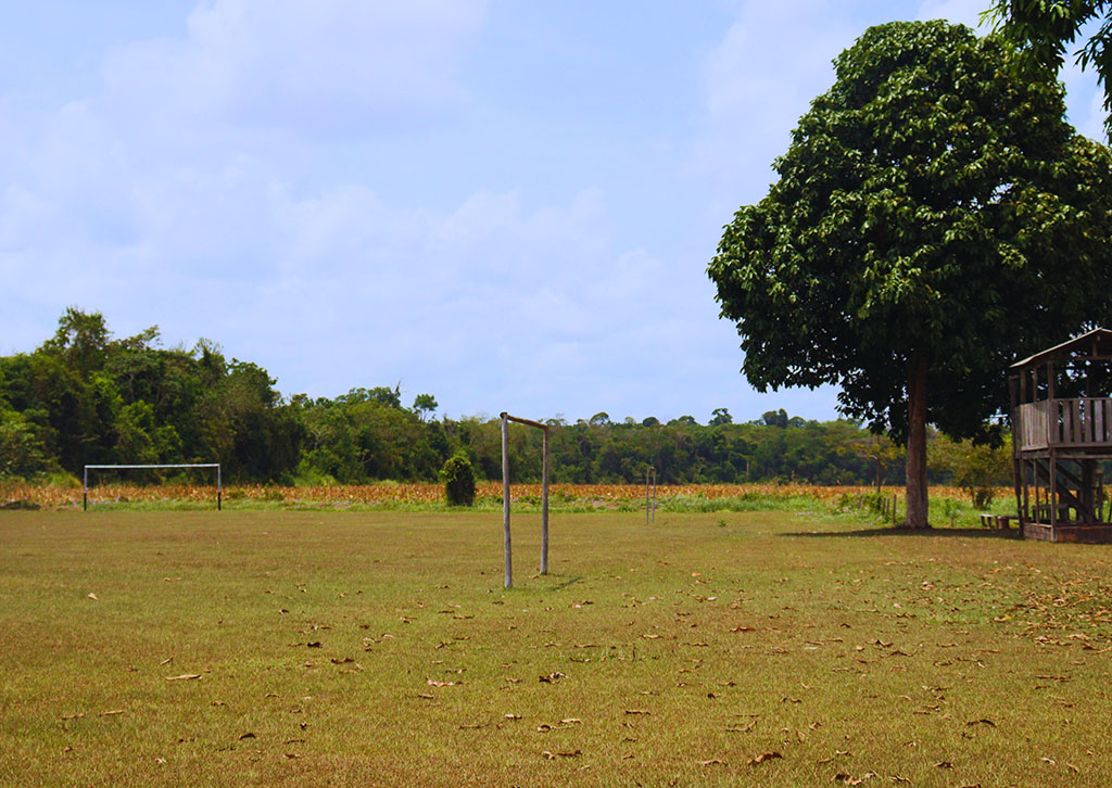 Campo de futebol da aldeia indígena Açaizal, ao lado das lavouras (Foto: José Marcos Tapajós/Tapajós de Fato)