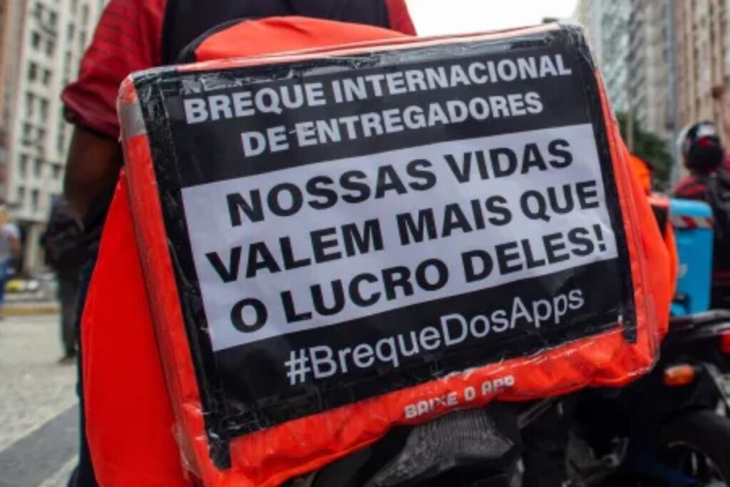 Entregadores de aplicativo realizam ato em frente ao Tribunal Regional do Trabalho (TRT), no Rio de Janeiro (Foto: João Carlos Gomes/ Myphoto Press/ Estadão Conteúdo)