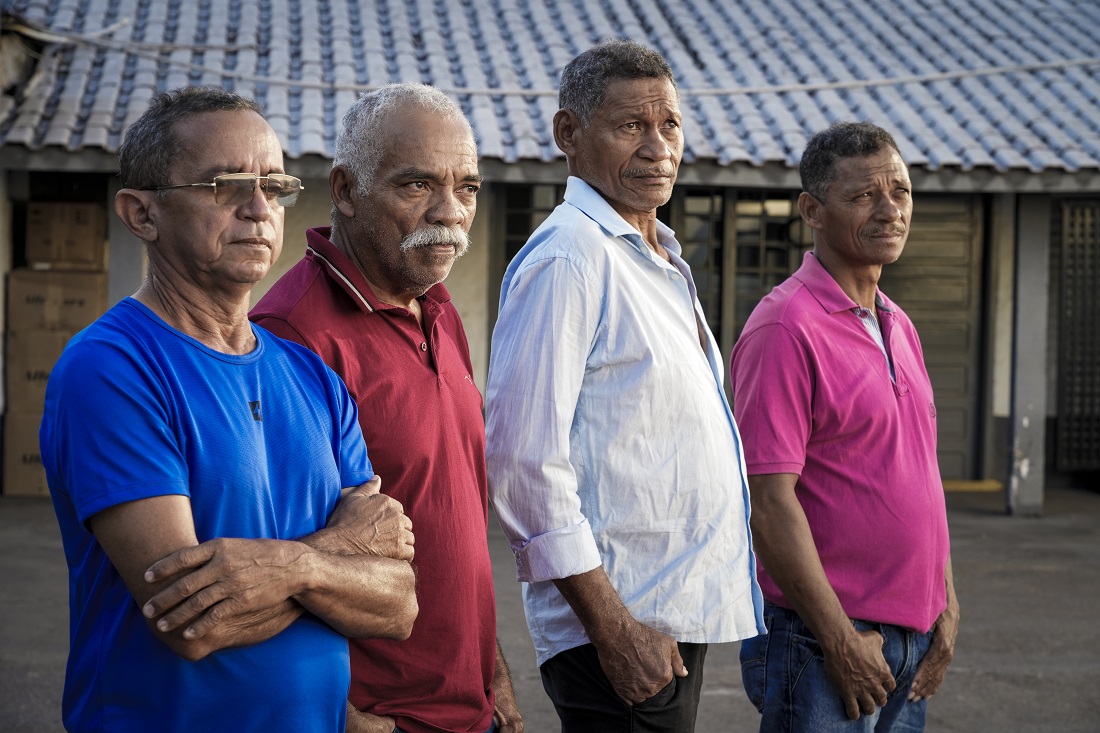 Os lavradores que trabalharam na juventude na Fazenda Volkswagen, durante a ditadura militar. Da esquerda para direita: Pedro Valdo Pereira Vasconcelos, José Ribamar, Raul Batista e Raimundo Batista (Foto: Fernando Martinho/Repórter Brasil)
