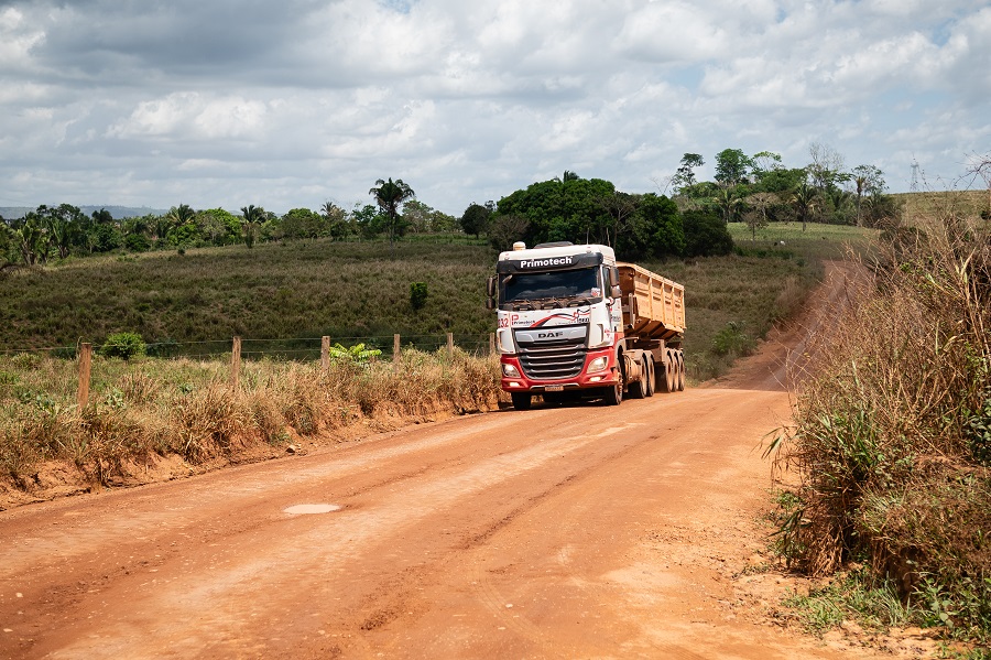 Caminhão transportando minerais para exportação em estrada de terra que corta assentamento no Sudeste do Pará (Foto: Cícero Pedrosa/Repórter Brasil)