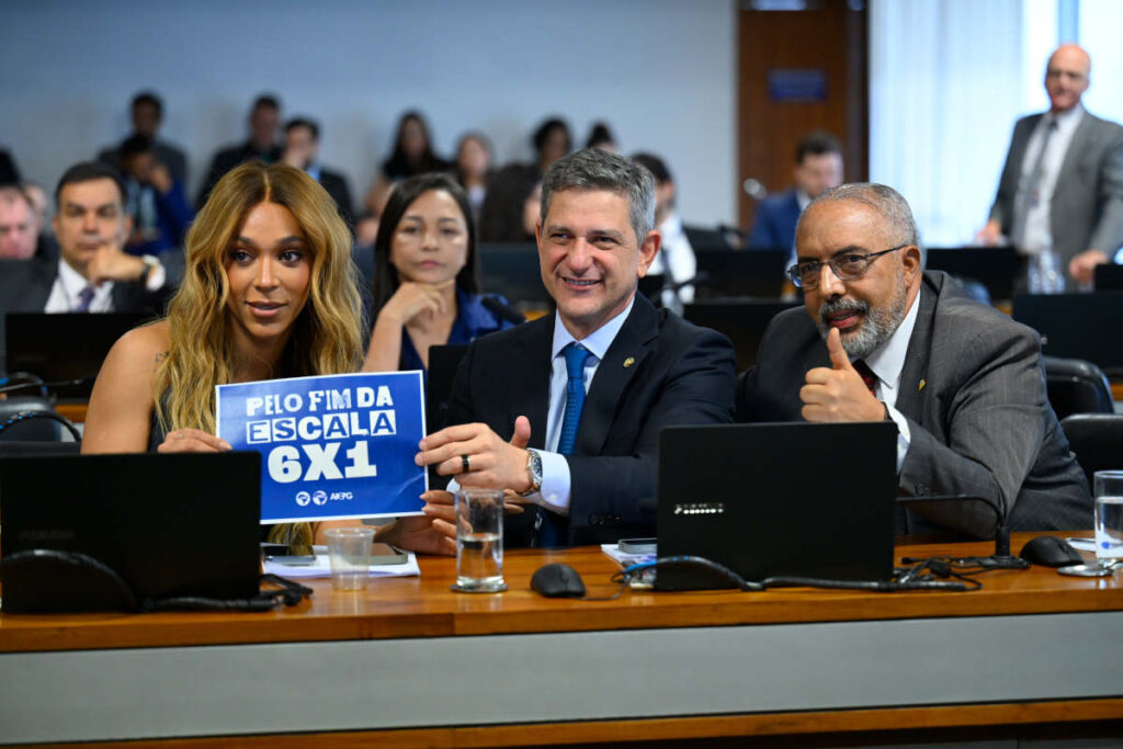 A deputada Érika Hilton (Psol-SP) e os senadores Rogério Carvalho (PT-SE) e Paulo Paim (PT-RS), durante audiência pública no Senado sobre a escala 6x1 (Foto: Andressa Anholete/Agência Senado)