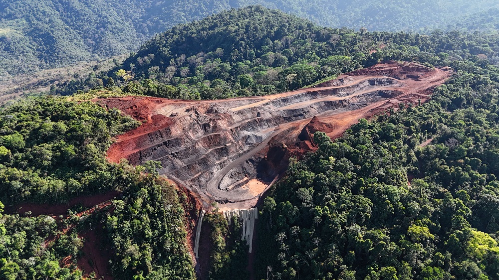 Cava de mineração de minério de ferro na região de Parauapebas, sudeste do Pará; região abriga alguns dos maiores depósitos de mineração do planeta (Foto: Cícero Pedrosa/Repórter Brasil)