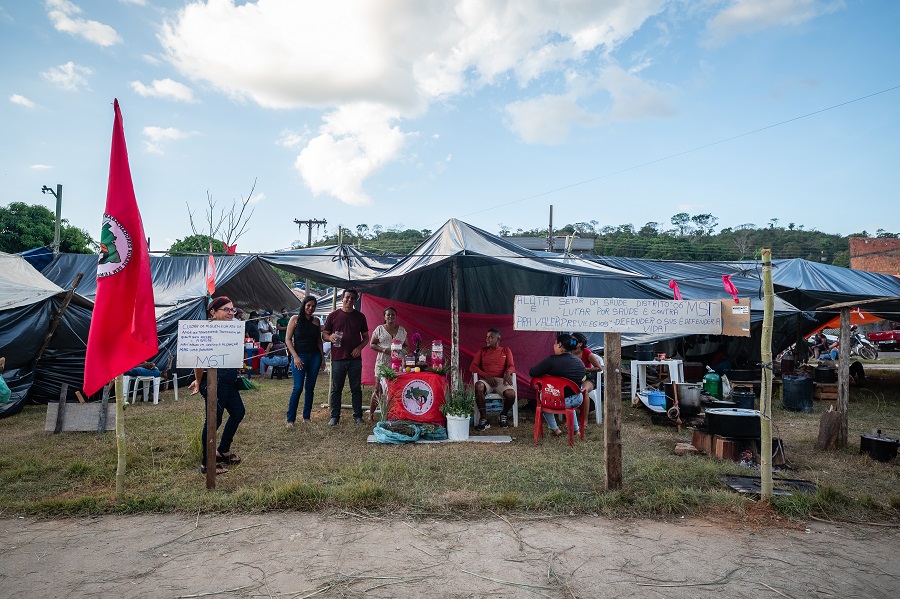 Integrantes do acampamento do MST em frente à prefeitura de Parauapebas durante protesto por mehores condições de saúde e educação em agosto de 2025 (Foto: Cícero Pedrosa/Repórter Brasil)