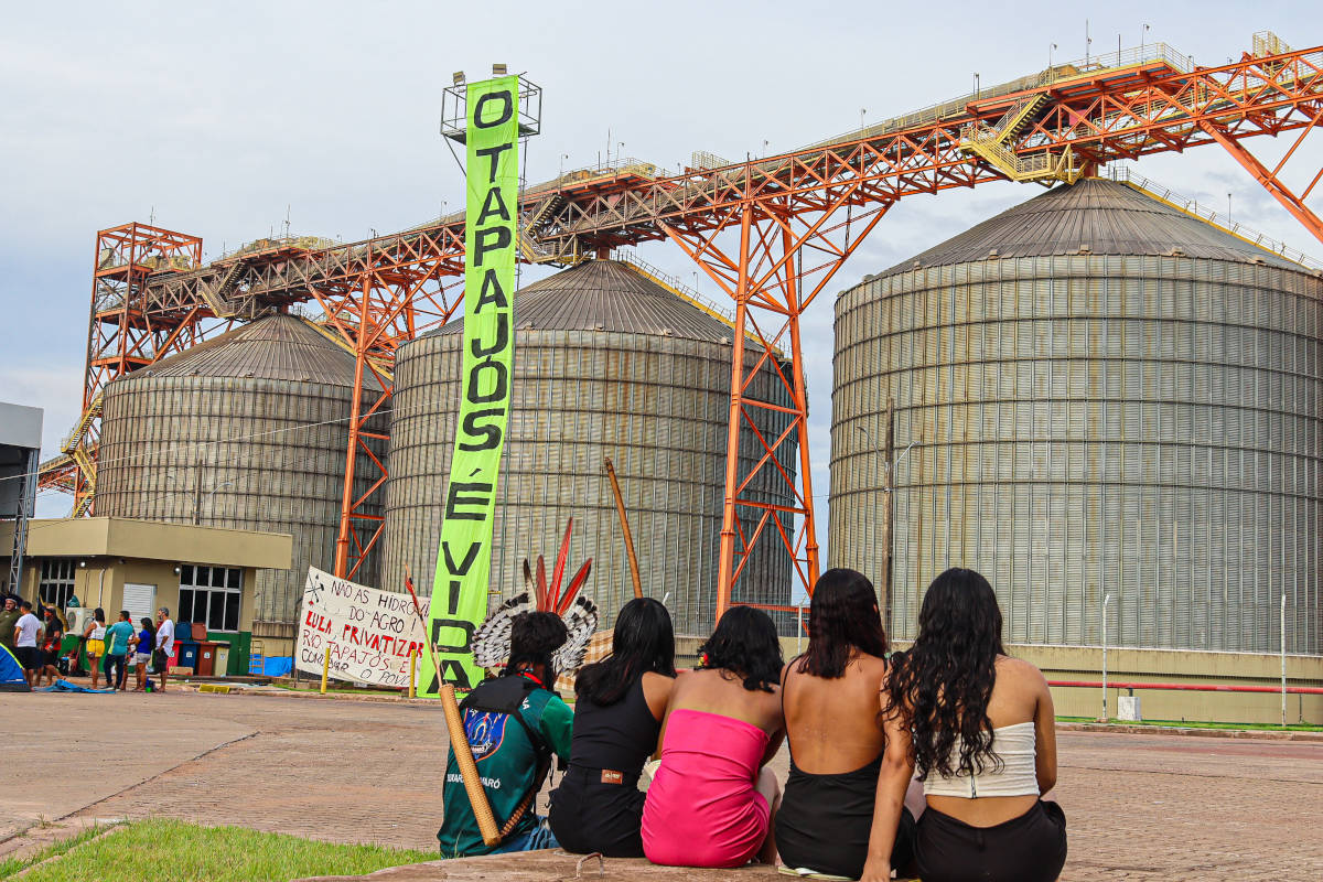 Indígenas de 14 povos do Baixo Tapajós ocupam o acesso ao terminal da Cargill, em Santarém, no oeste do Pará, contra a dragagem do rio e a falta de consulta prévia às comunidades (Foto: Divulgação/Comunicação do Cita)