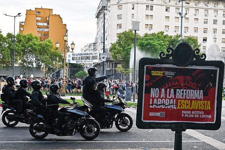 Protestos nas ruas de Buenos Aires contra a reforma trabalhista proposta por Milei (Foto: Kaloian Santos/Mídia Ninja)