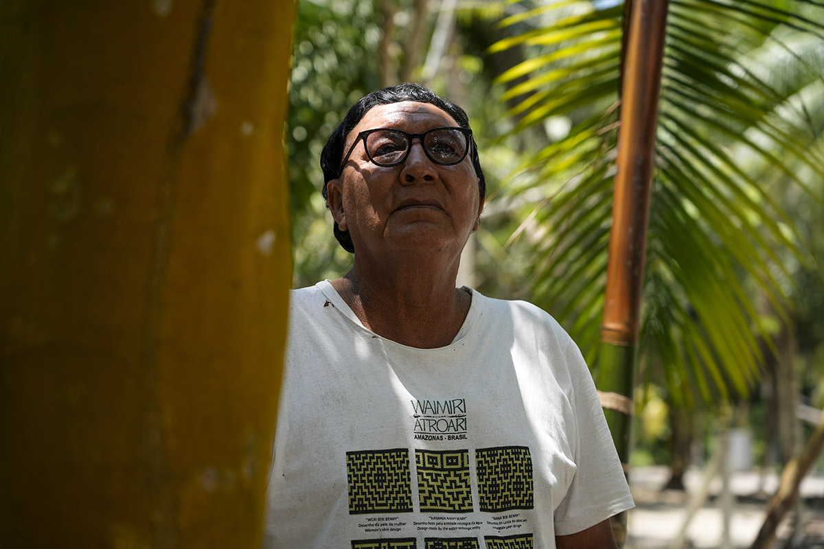 “A poluição foi muito forte, morreu peixe e a gente não podia tomar banho. O rio ficou branco, com barro, tudinho. Não dá para nem tomar a água, nem para fazer mingau e nem cozinhar. Eu fico com medo”, Paruwe Mario, da aldeie Xeri (Foto: Fernando Martinho/ Repórter Brasil)