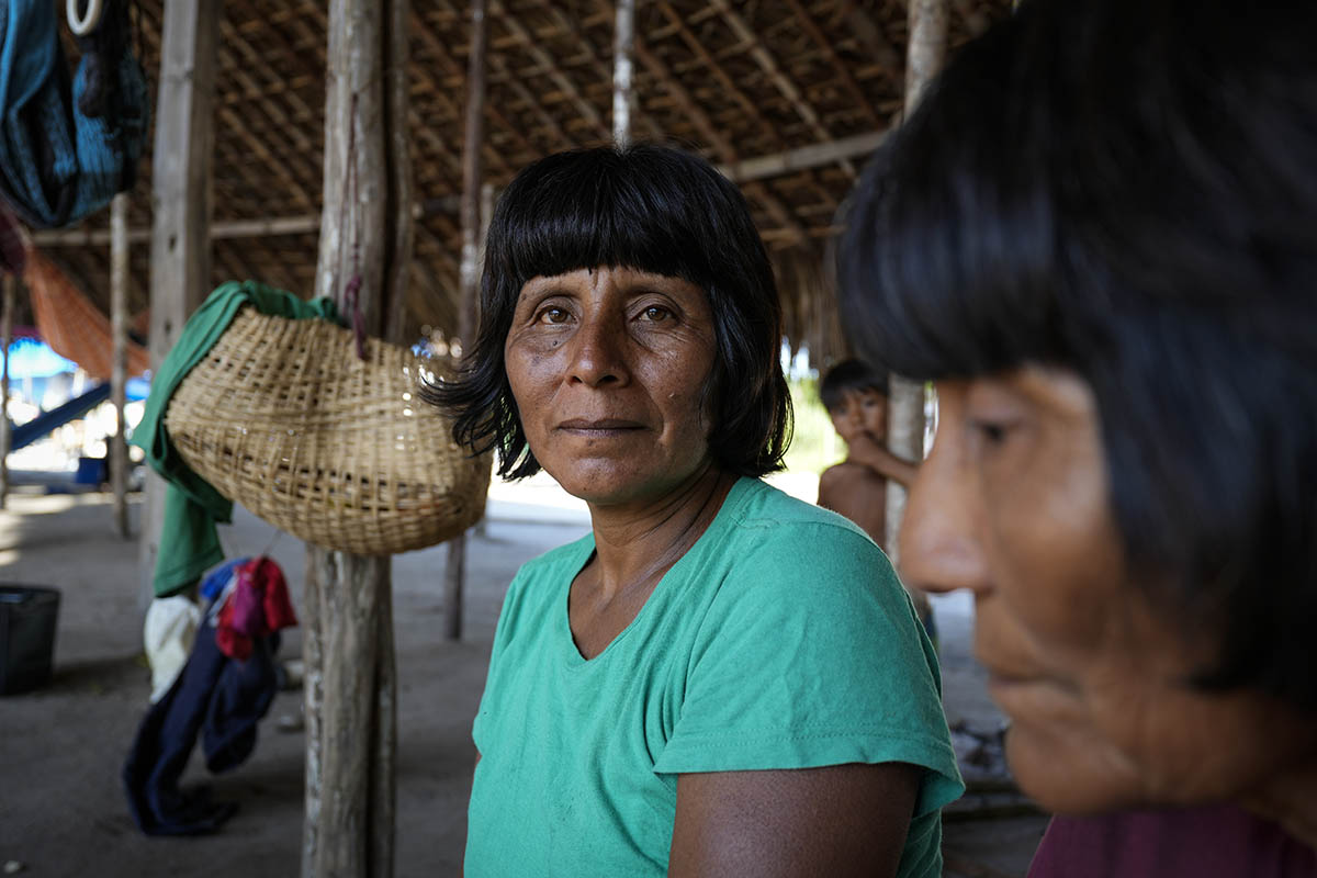 Retrato de Arybehiri (Sônia) (camisa verde) e Mee na aldeia Karaba Syna (Xará Velha) (Foto: Fernando Martinho/ Repórter Brasil)