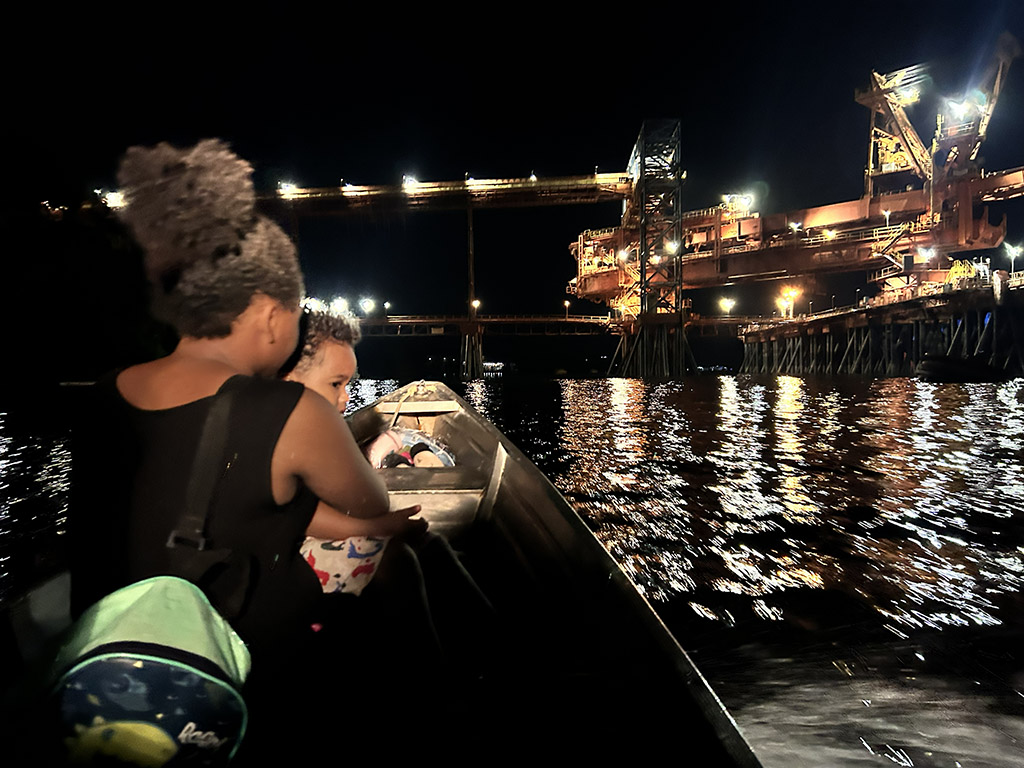 Quilombolas do Boa Vista vivem ao lado de Porto Trombetas, distrito de Oriximiná, no oeste do Pará, construído pela mineradora MRN para dar suporte à extração de bauxita, matéria-prima do alumínio (Foto: Tainá Rionegro/Repórter Brasil)