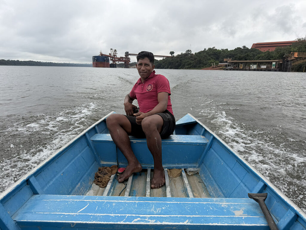 A comunidade quilombola de Boa Vista está localizada a poucos metros de Porto Trombetas, distrito de Oriximiná onde ficam parte das instalações da Mineração Rio do Norte; o local conta com transporte sazonal que leva e traz trabalhadores em suas escalas, muitos deles moradores do território tradicional (Foto: Tainá Rionegro/Repórter Brasil)