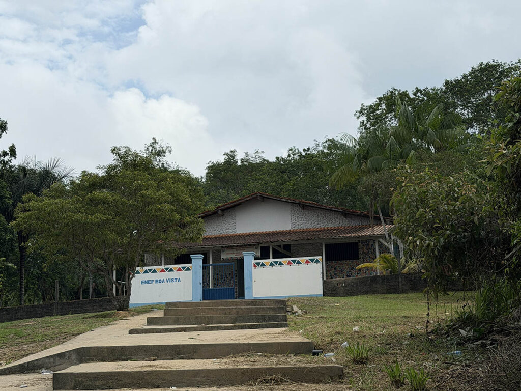 O ensino do 1º ao 5º ano acontece de forma precária na escola do Quilombo de Boa Vista, com estrutura limitada; a partir do 6º ano, estudantes quilombolas precisam se deslocar até a unidade gerida pela MRN em Porto Trombetas (Foto: Tainá Rionegro/Repórter Brasil)