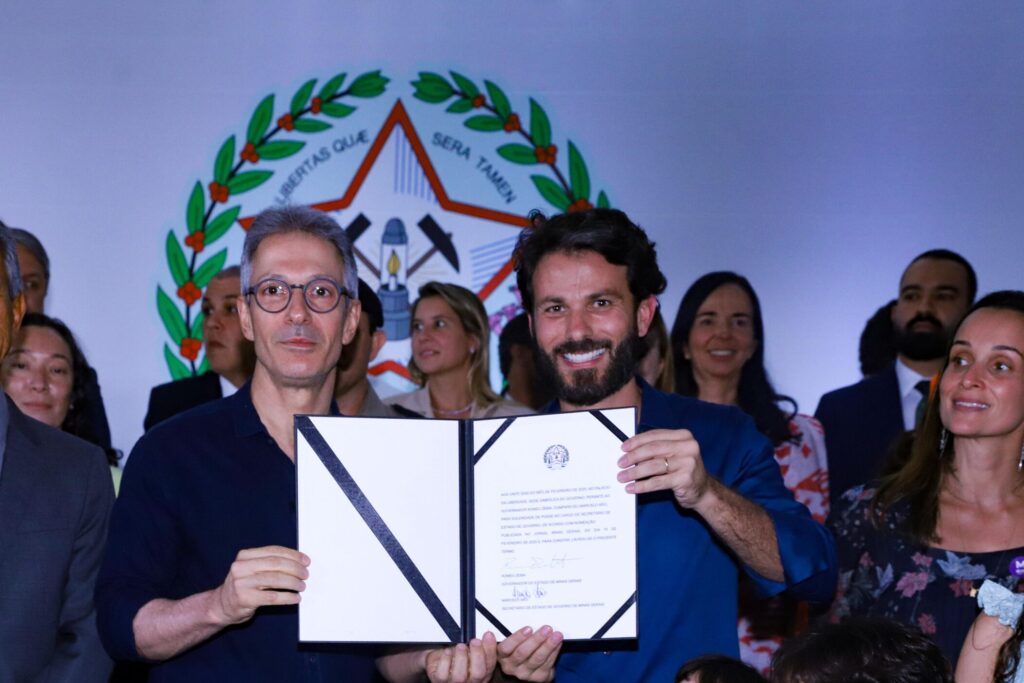 Pré-candidato ao Senado e secretário do governo de Minas Gerais, Marcelo Aro (esq) tira foto ao lado de Romeu Zema (Foto: Dirceu Aurélio / Imprensa MG)