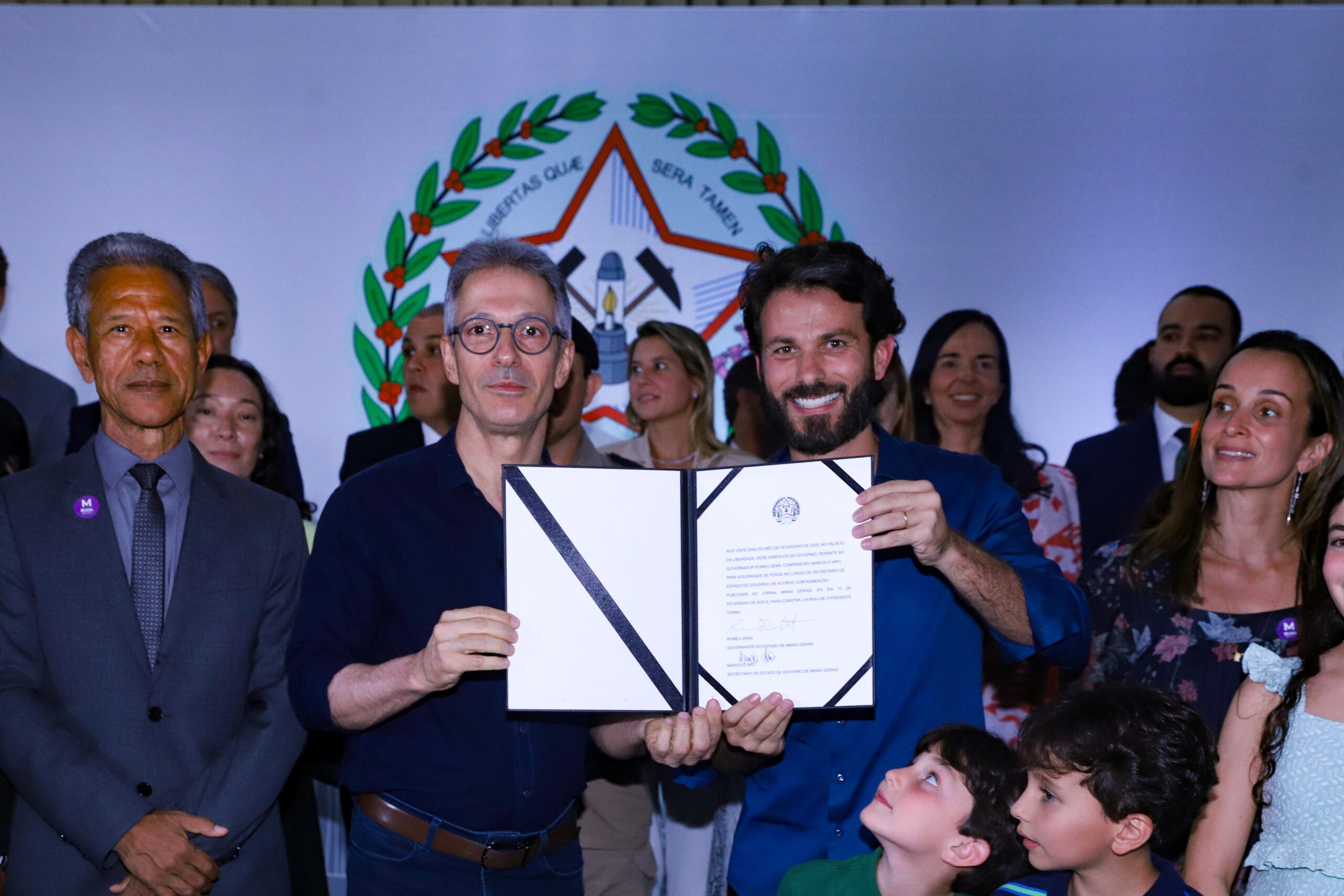 Pré-candidato ao Senado e secretário do governo de Minas Gerais, Marcelo Aro (esq) tira foto ao lado de Romeu Zema (Foto: Dirceu Aurélio / Imprensa MG)