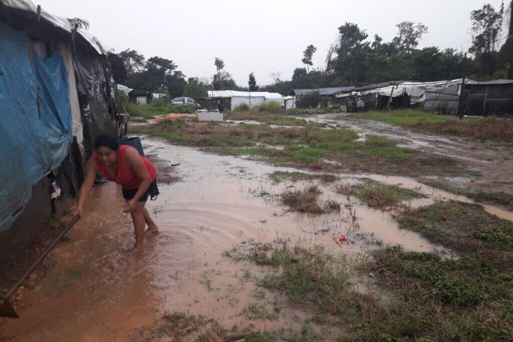 No acampamento montado na Fazenda Cinco Estrelas, a água vem de caminhões-pipa da prefeitura, mas é imprópria para beber. Para conseguir água potável, famílias caminham seis quilômetros até sítios vizinhos (Foto: CPT/Divulgação)
